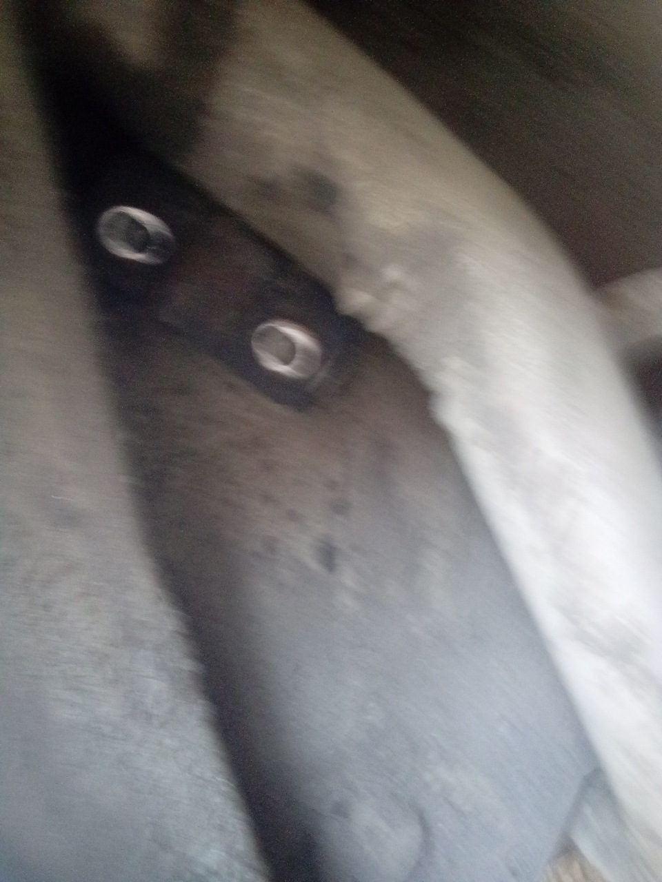 Чтобы добраться до отверстия воздушного шланга мне пришлось открутить заливную горловину — Lada 2120 Надежда