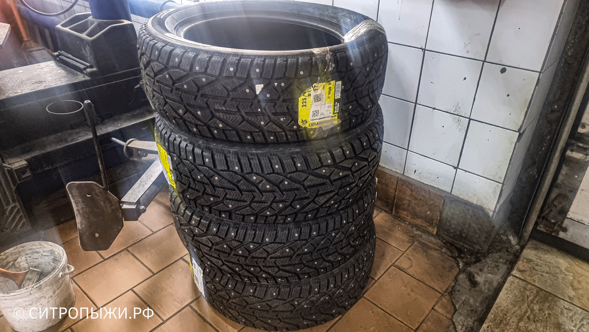 Kormoran Stud 2 101T 225/55/17 × Peugeot 3008 — Peugeot 3008 (1G), 1,6 ...