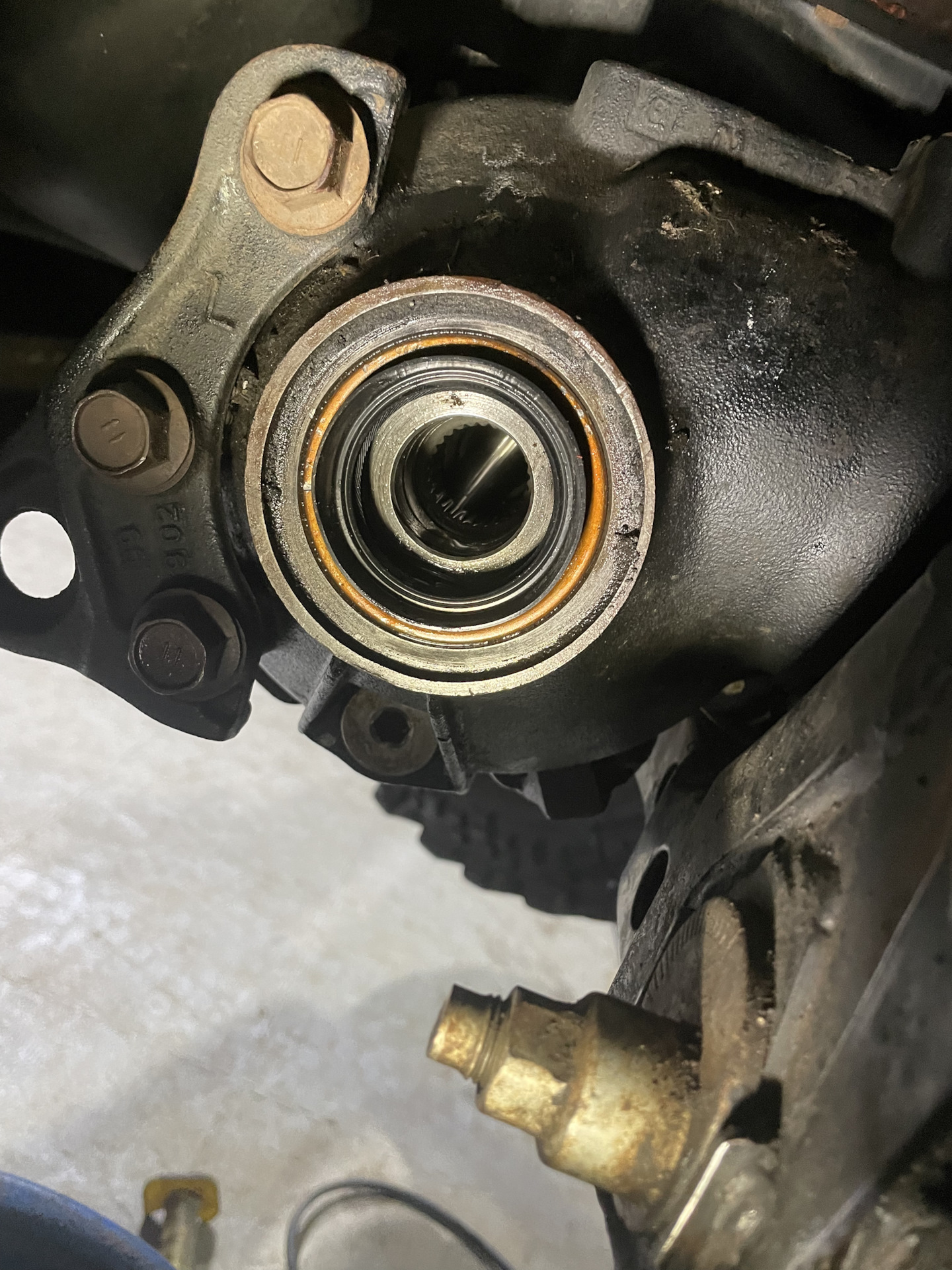 Сальник акпп volkswagen polo sedan. Сальник редуктора lets2. Сальник редуктора вольво ар12. Левый сальник привода коробки акпп лансер 10. Сальник шруса ваз 2115.