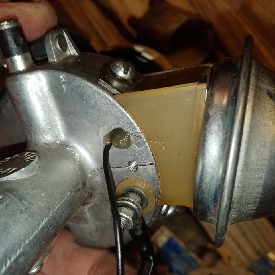 Вид снизу. Кто-то советует продернуть через капельницу, чтобы не перетерся, я же залил любимым термоклеем(у кого-то синяя изолента, скотч🤭) — Москвич Святогор