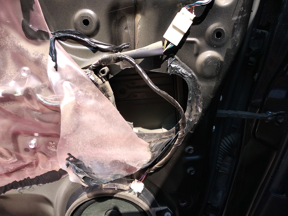 Хорошо делать в жаркую погоду т.к. пленка или шумоизоляция отлично отклеятся от двери для доступа к ограничителю. Откручиваем три болта ограничителя и он в руках для последующих экзекуций. — Toyota Corolla (160)