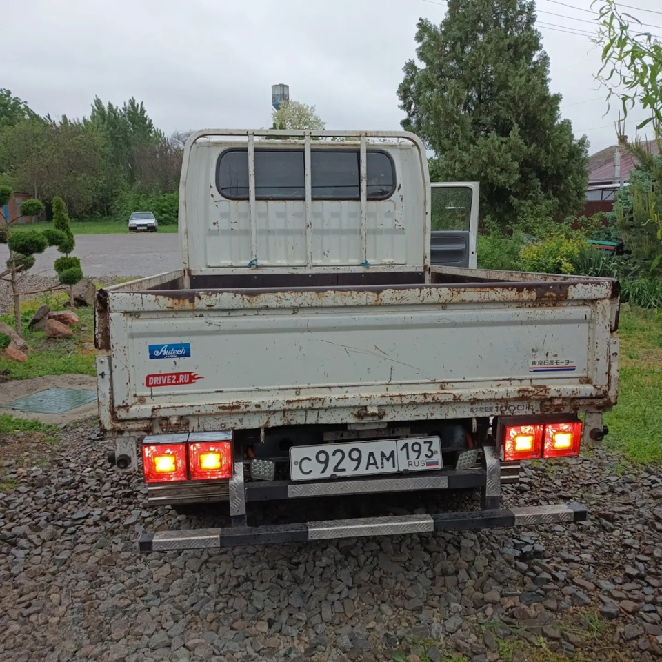 Лампы сигнальные на ниссан атлас. Накладки на фары nissan atlas 150. Ниссан атлас 1993 фара. Поворотники ниссан атлас. Лампочки ниссан атлас.