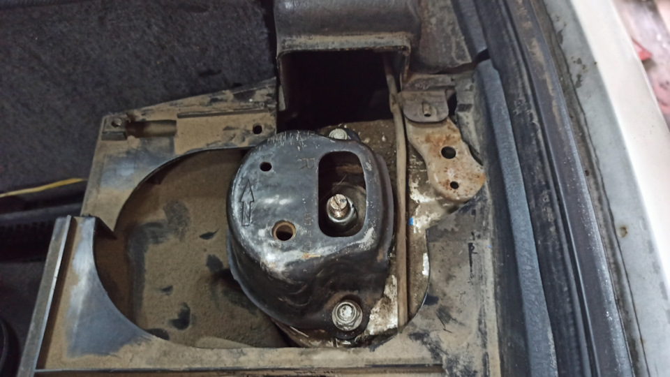 Установка задних ремней безопасности — Mazda MX-3, 1,6 л, 1994 года ...