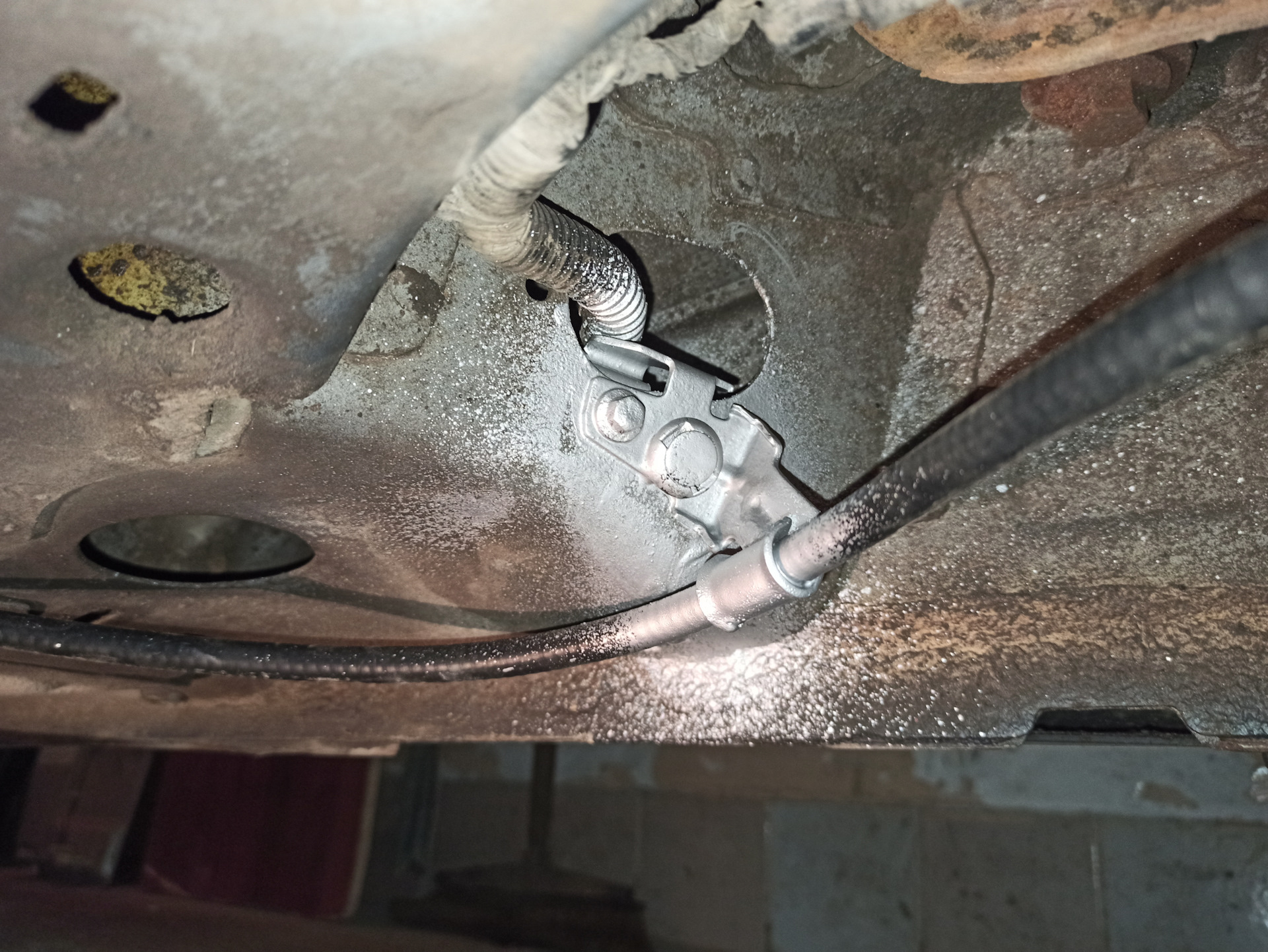 Замена троса ручника — Ford Focus Sedan III, 1,6 л, 2013 года | своими ...