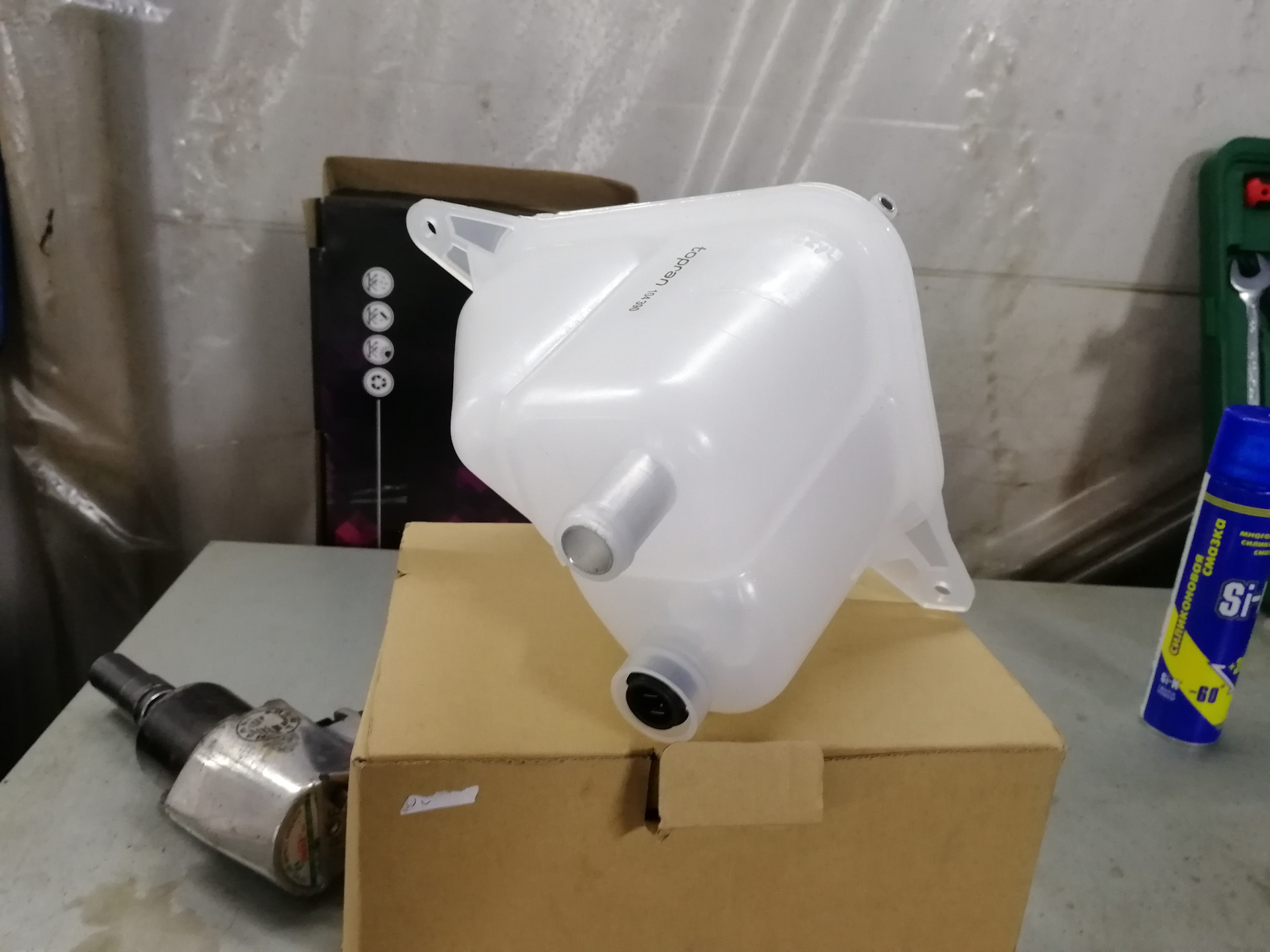 расширительный бачок ауди. расширительный бачок ауди 80. расширительный бачок audi a4 b6. расширительный бачок ауди. расширительный бачок ауди 80 б4.