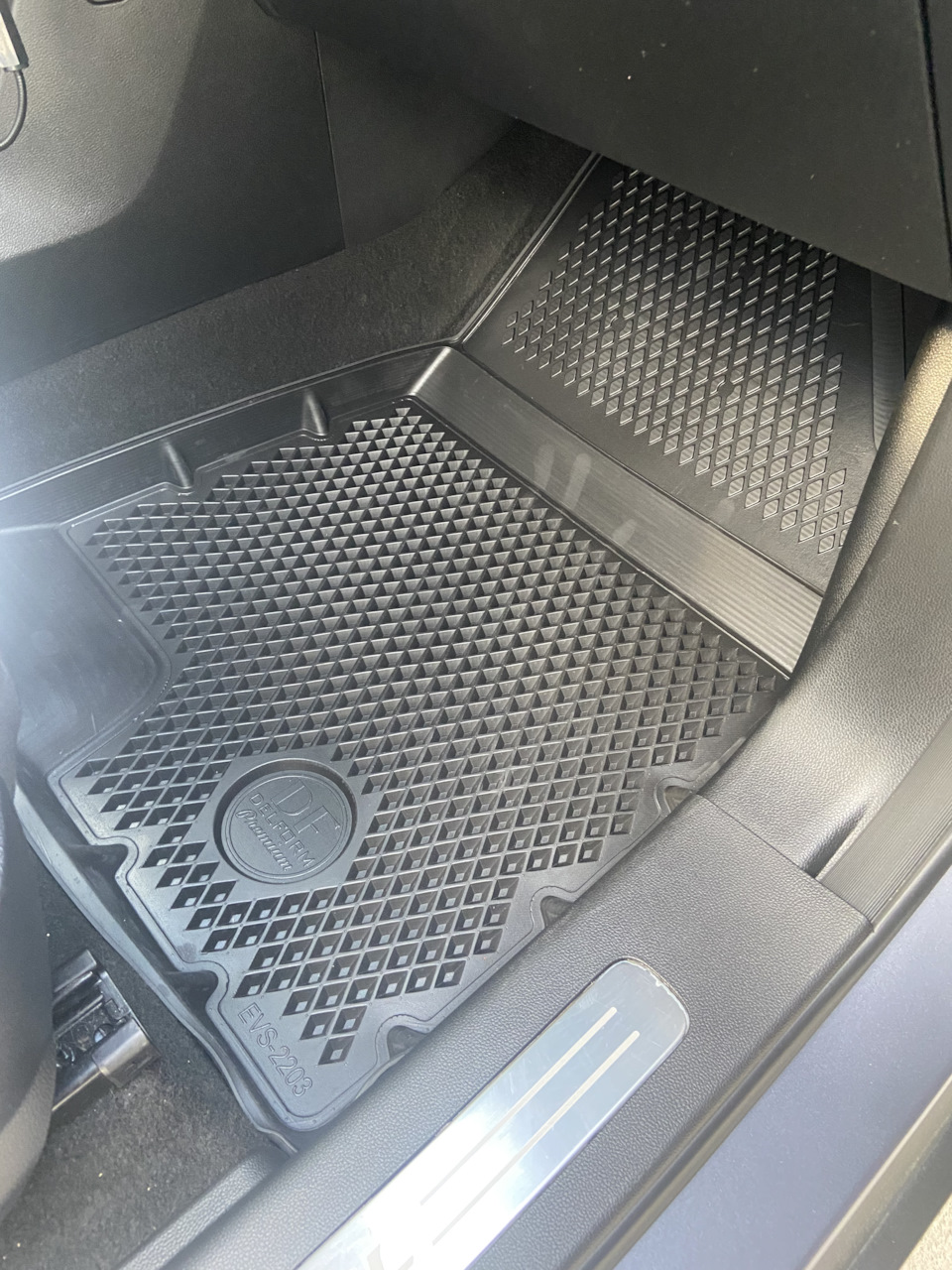 Легли очень плотно, идут прям по кромке, на ощупь тоже приятные но чем то схоже с резиновыми — Haval Dargo