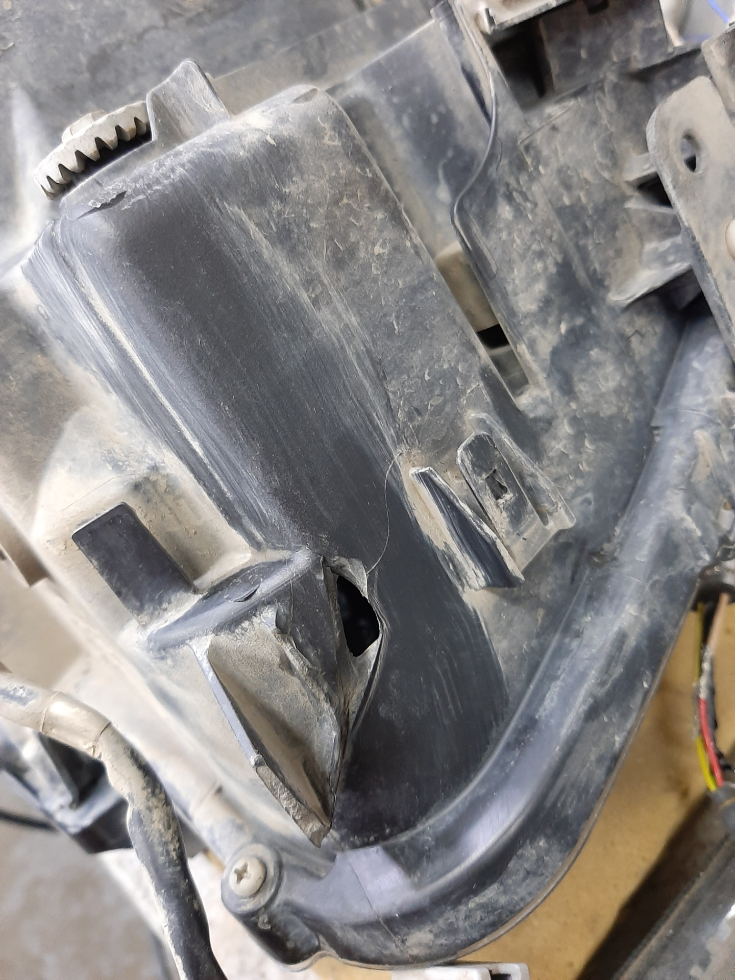 Самостоятельный ремонт креплений фары и решетки — Toyota Land Cruiser ...