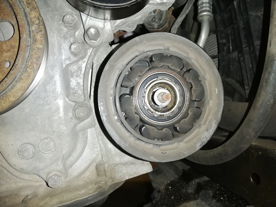 Вид под срывной муфтой. Потёки из-под нижней планки телевизора — это пушсало. — Toyota Corolla (140/150)