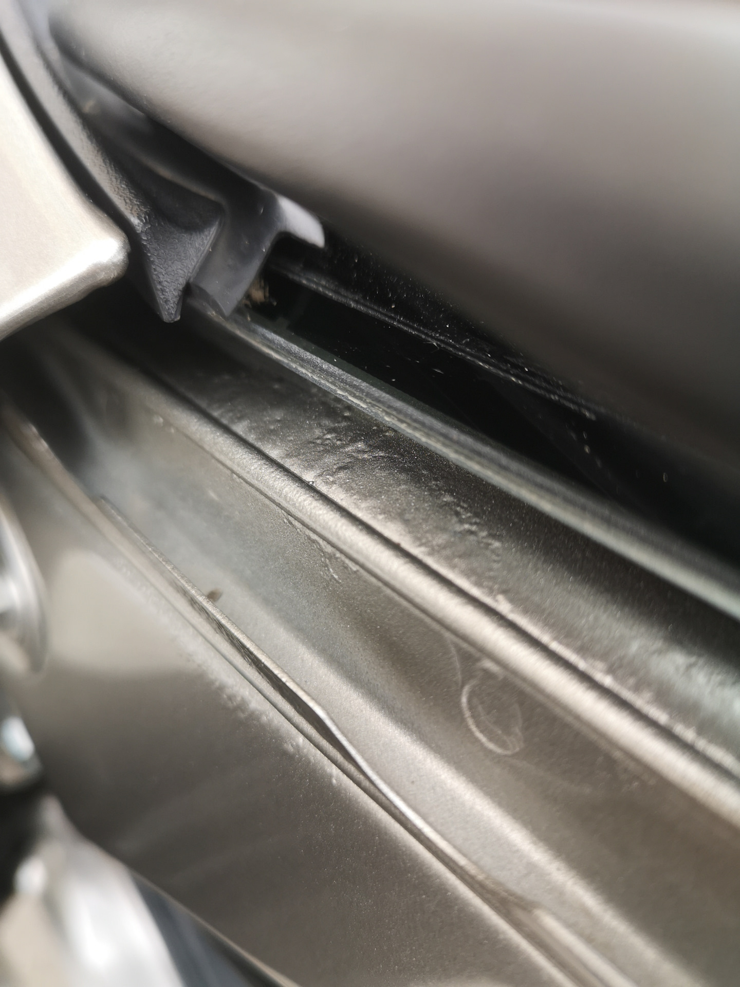 Коррозия, вздутие ЛКП — Lada Гранта (2G) FL, 1,6 л, 2021 года ...