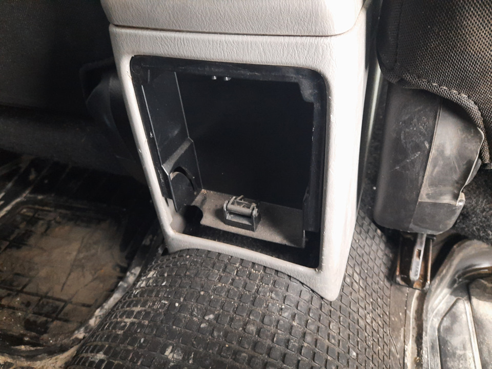 Подстаканники на месте — Subaru Forester (SG), 2 л, 2005 года ...