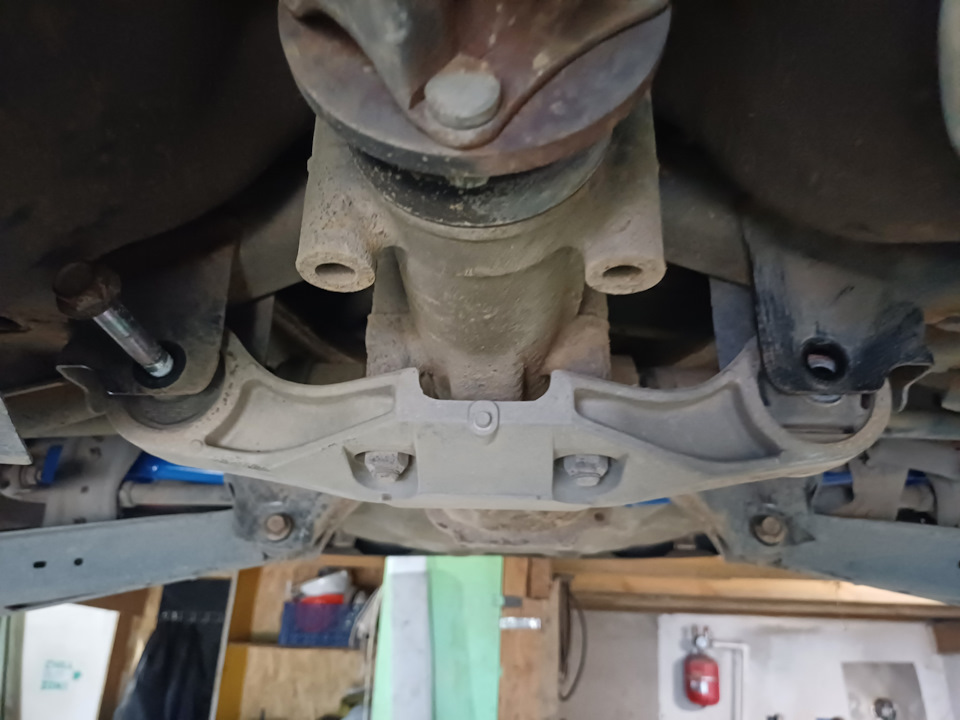 вот этих ребят надо открутить и достать — Subaru Levorg (VM)