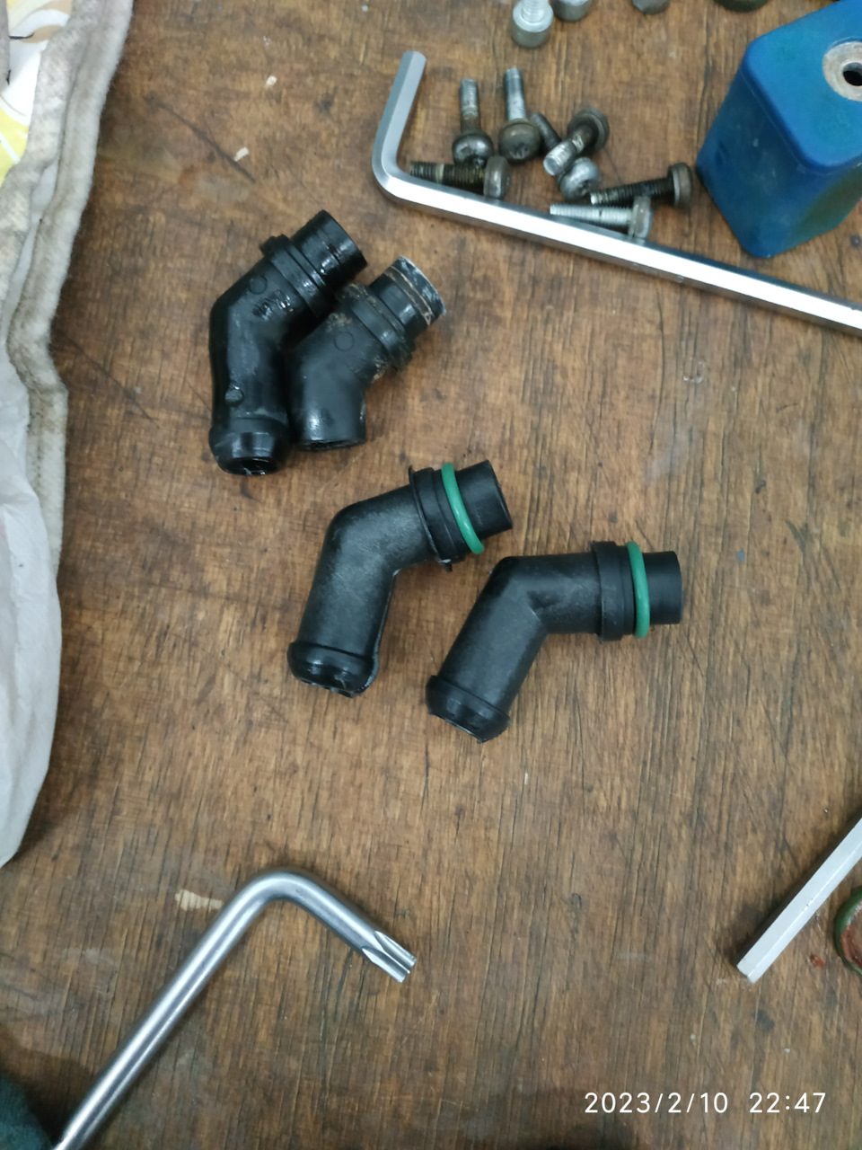 Думал шланг дубовый поэтому и подтекает немного антифриз. Периодически подтягивал хомут, пока не пережал штуцер. При попытке снять шланг, пластиковый штуцер обломился. Осмотр показал, что подтекало из-под уплотнительных колец. — Volkswagen Polo Sedan