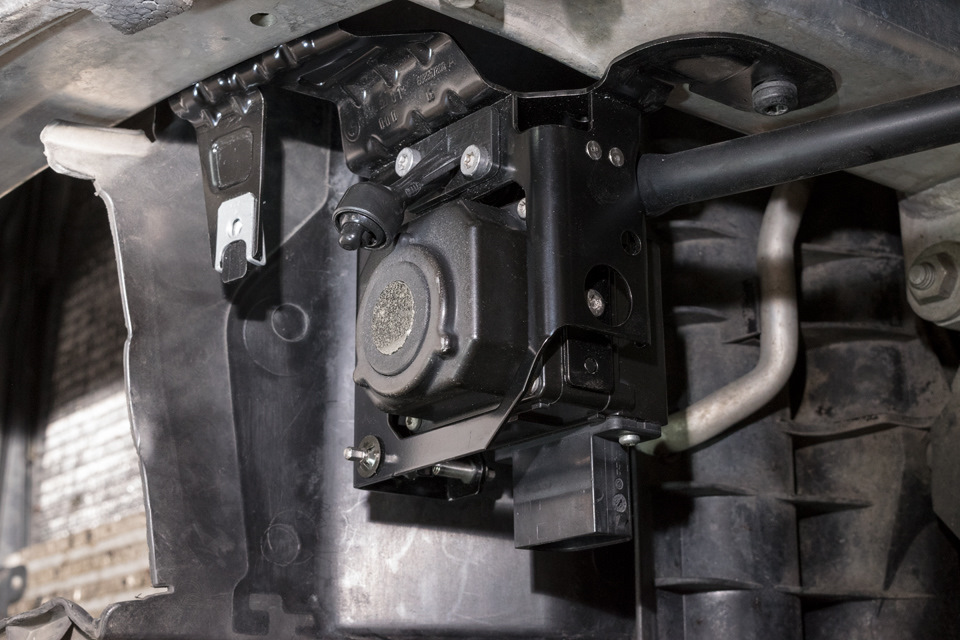 Закрутить легко можно только видимый на фото винт, с остальными двумя надо ломать руки — BMW 6 series (E63)