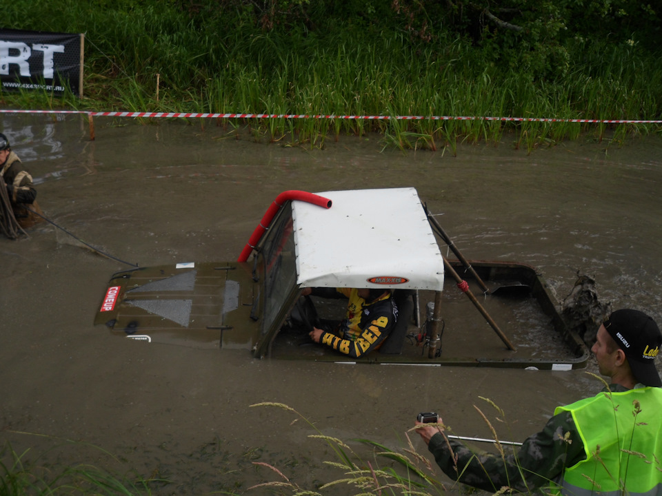 Любой подготовленный внедорожник должен быть готов поиграть в подлодку))) — Chevrolet Niva (1G)