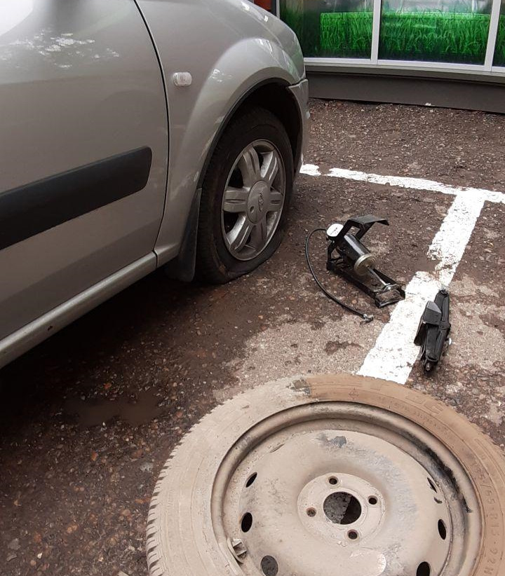 Чем можно убрать клей с панели автомобиля