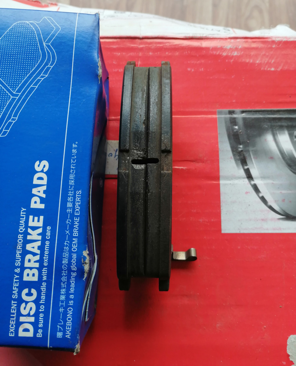 Внутренняя колодка сточилась немного больше внешней, это как обычно. Поэтому и скрипуны ставят на внутренних колодках. — Nissan X-Trail II (t31)