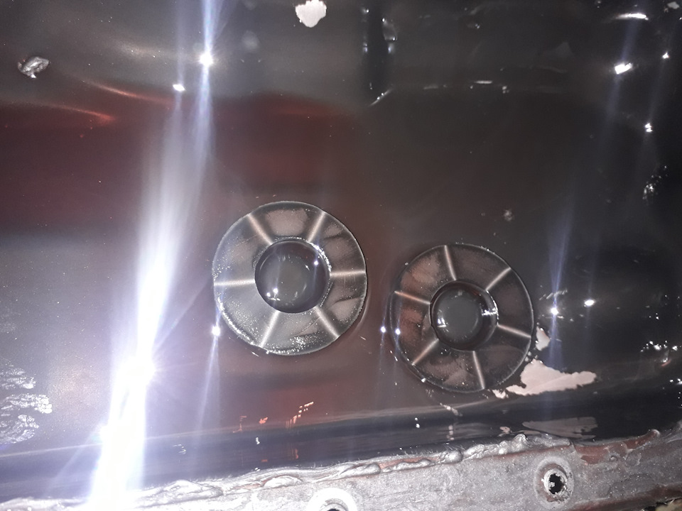 Магниты с металлической пылью. Возможно из старой грязи вымылась — Mazda 323 V