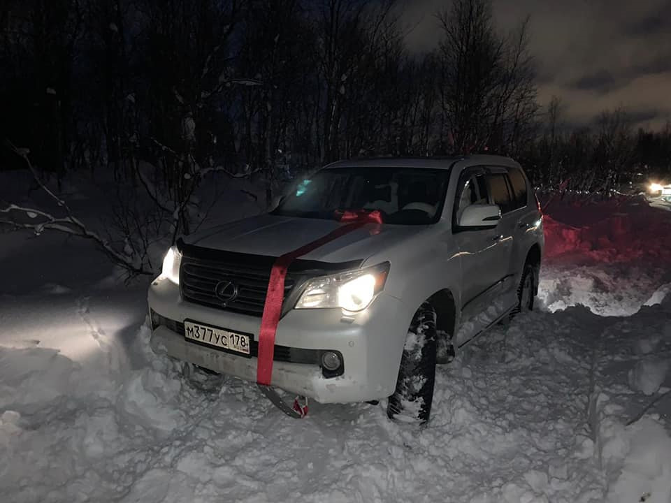 Ребята штурмуют танковый полигон. Lexus, Land Rover, Nissan, Mitsubishi ...