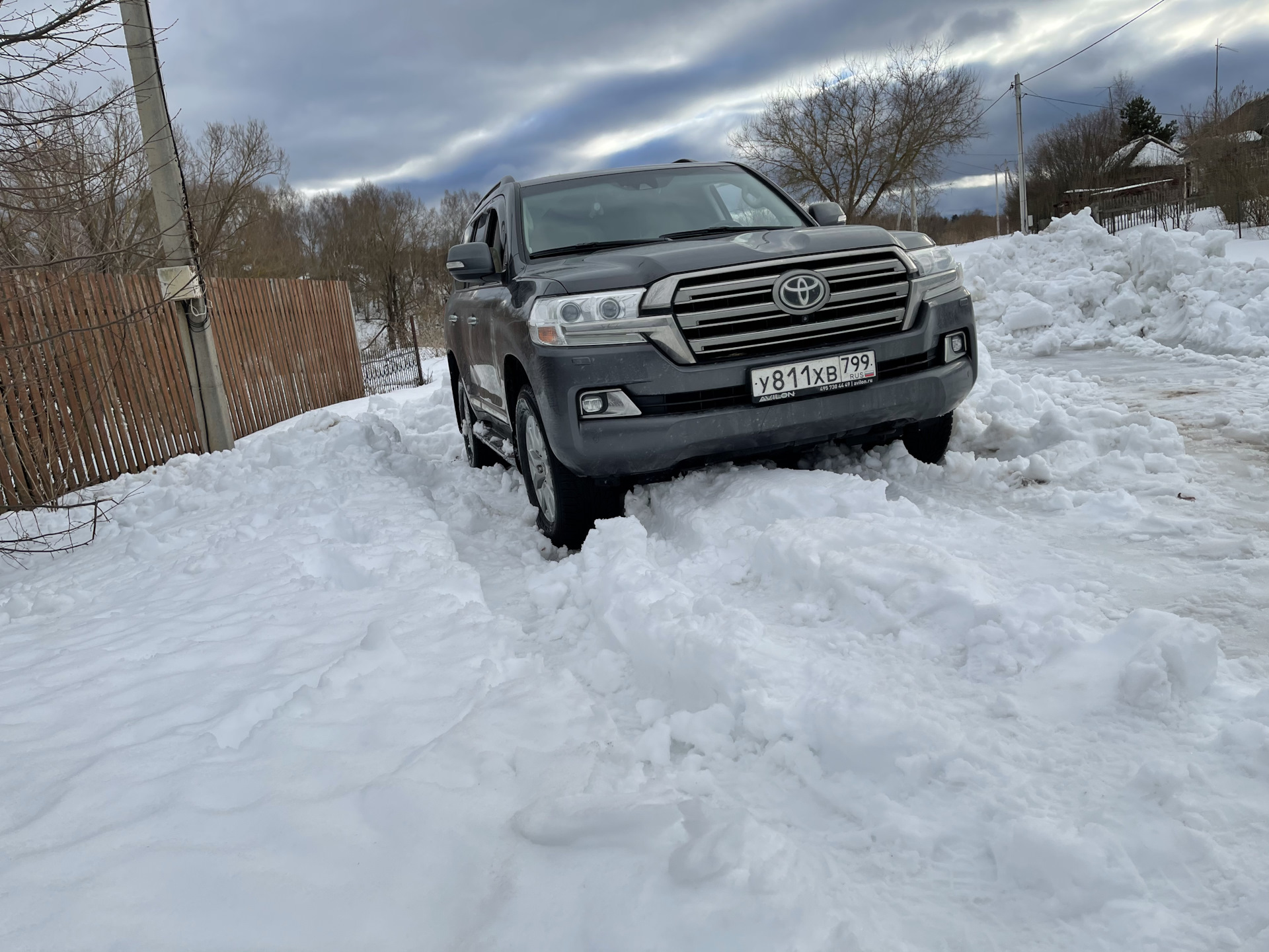 как открыть капот ленд крузер 200