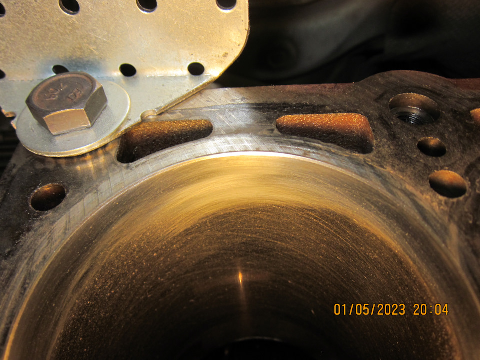 Нагар на стенке цилиндра в зоне недохода поршневых колец зачищен скотч-брайтом — Lada Vesta SW (1G)