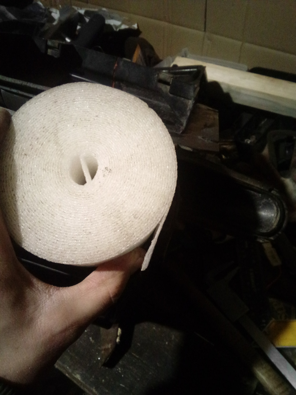 Под латку положил такой уплотнитель для окон( как на нем написано). И так как в дальнейшем может потребоваться разборка корпуса, латку зафиксировал на саморезы с пресшайбой. — Lada 2120 Надежда