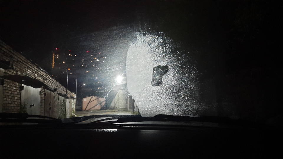 Почему потеет стекло справа? — Lada Приора хэтчбек, 1,6 л, 2008 года ...