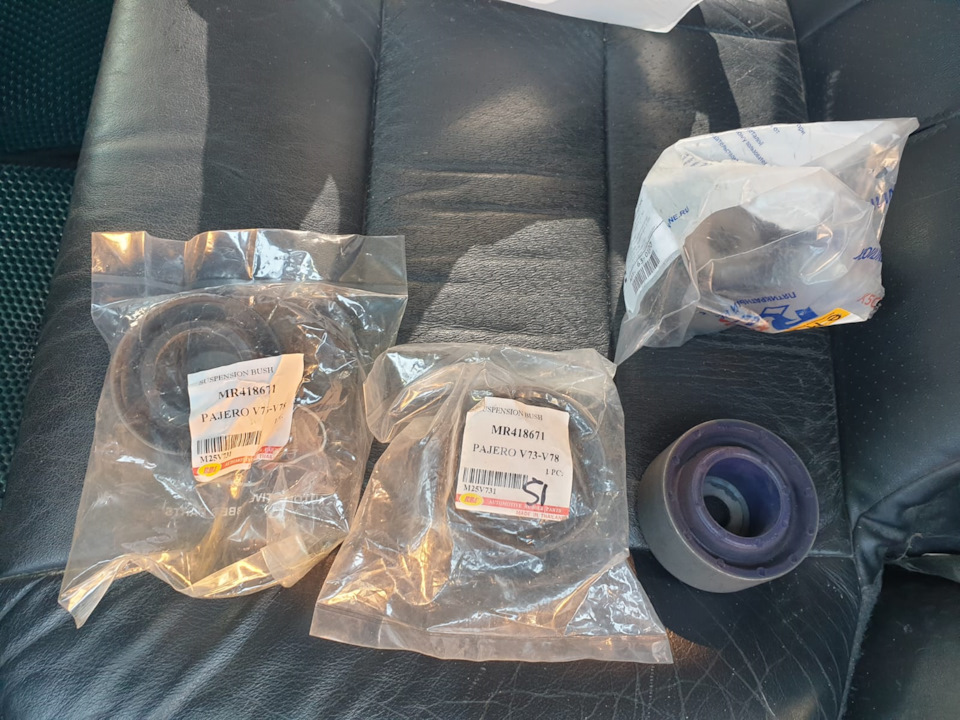 сайлентблоки на задний редуктор — Mitsubishi Pajero (3G). Запчасти на фото: MR418671