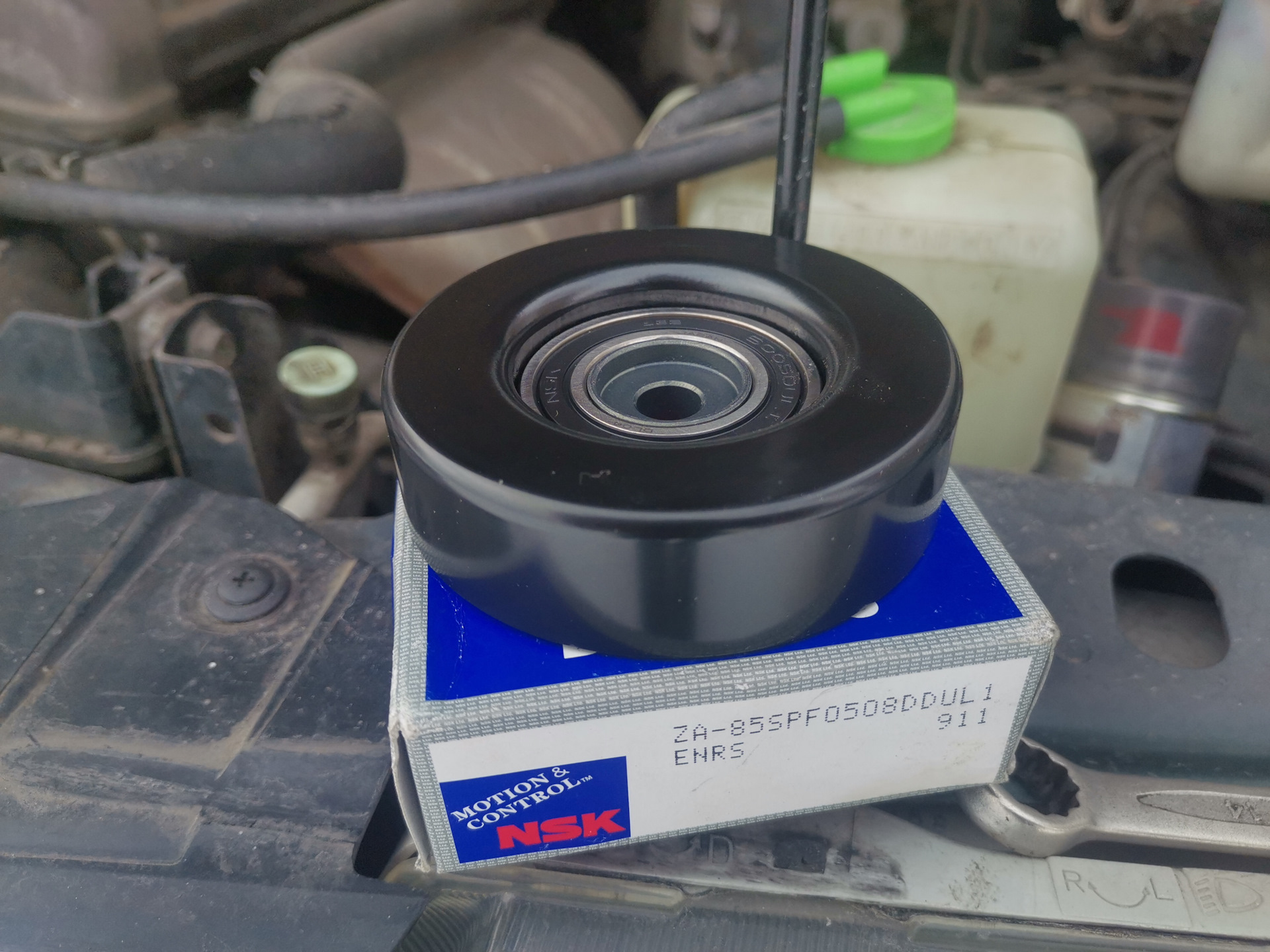 Ролик сузуки гранд витара 2. Suzuki grand vitara обводной ролик. Натяжной ролик гранд витара 2. Suzuki grand vitara обводной ролик. Натяжитель ремня grand vitara 2.