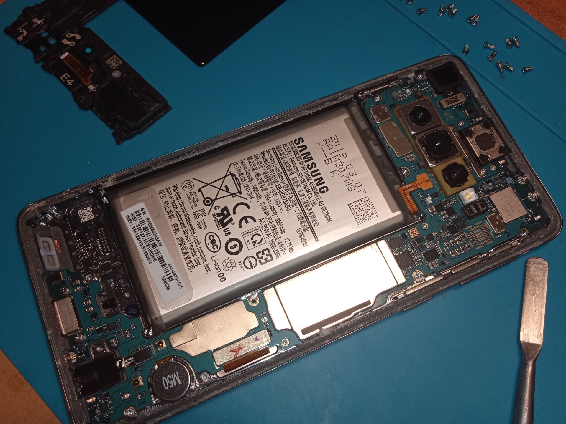 Экран s10 замена. Замена дисплея на телефоне. Замена дисплея Samsung s10 Plus. Дисплей s10. Замена экрана самсунг а10.