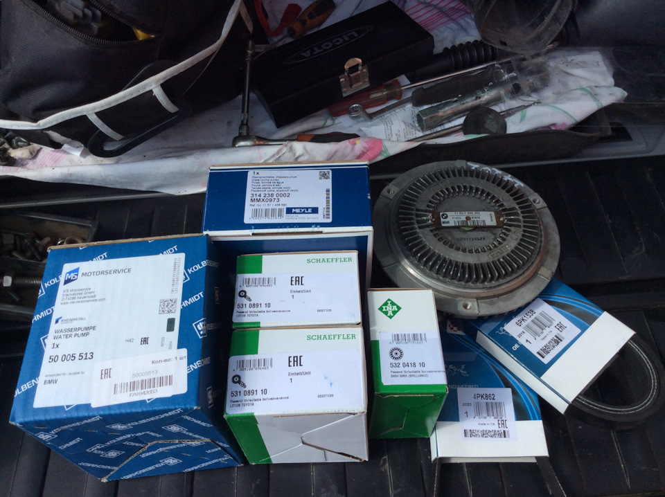 Zamena Datchika Urovnya Masla Viskomufty Pompy Rolikov I Remnej Navesnogo Ustranenie Protechki Rasshiritelnogo Bachka Bmw X5 3 0 L 2004 Goda Na Drive2