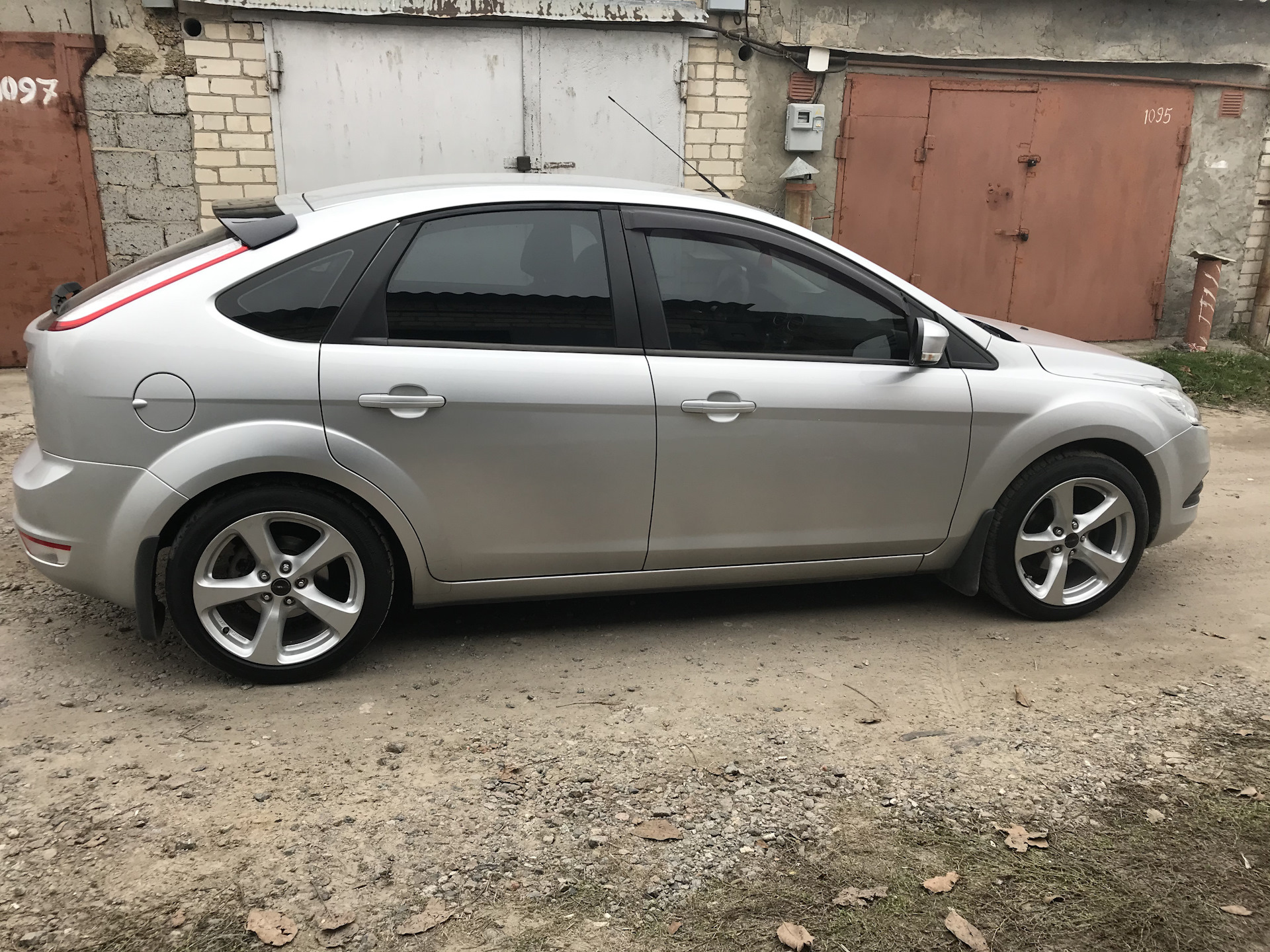 R17 — Ford Focus II Hatchback, 2 л, 2011 года