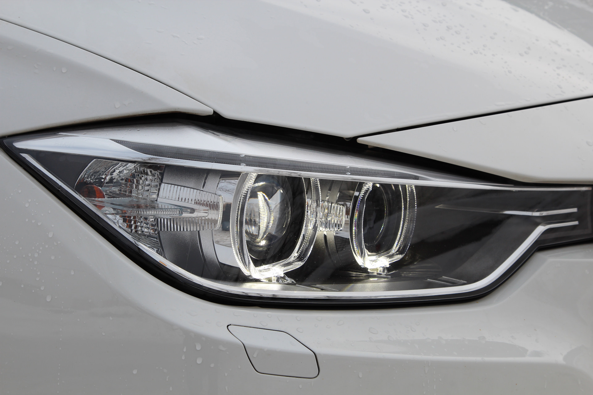 Адаптивные фары. BMW Adaptive led. F30 фара адаптивная. Фара передняя Adaptive led BMW а90. Адаптивные фары BMW x3.