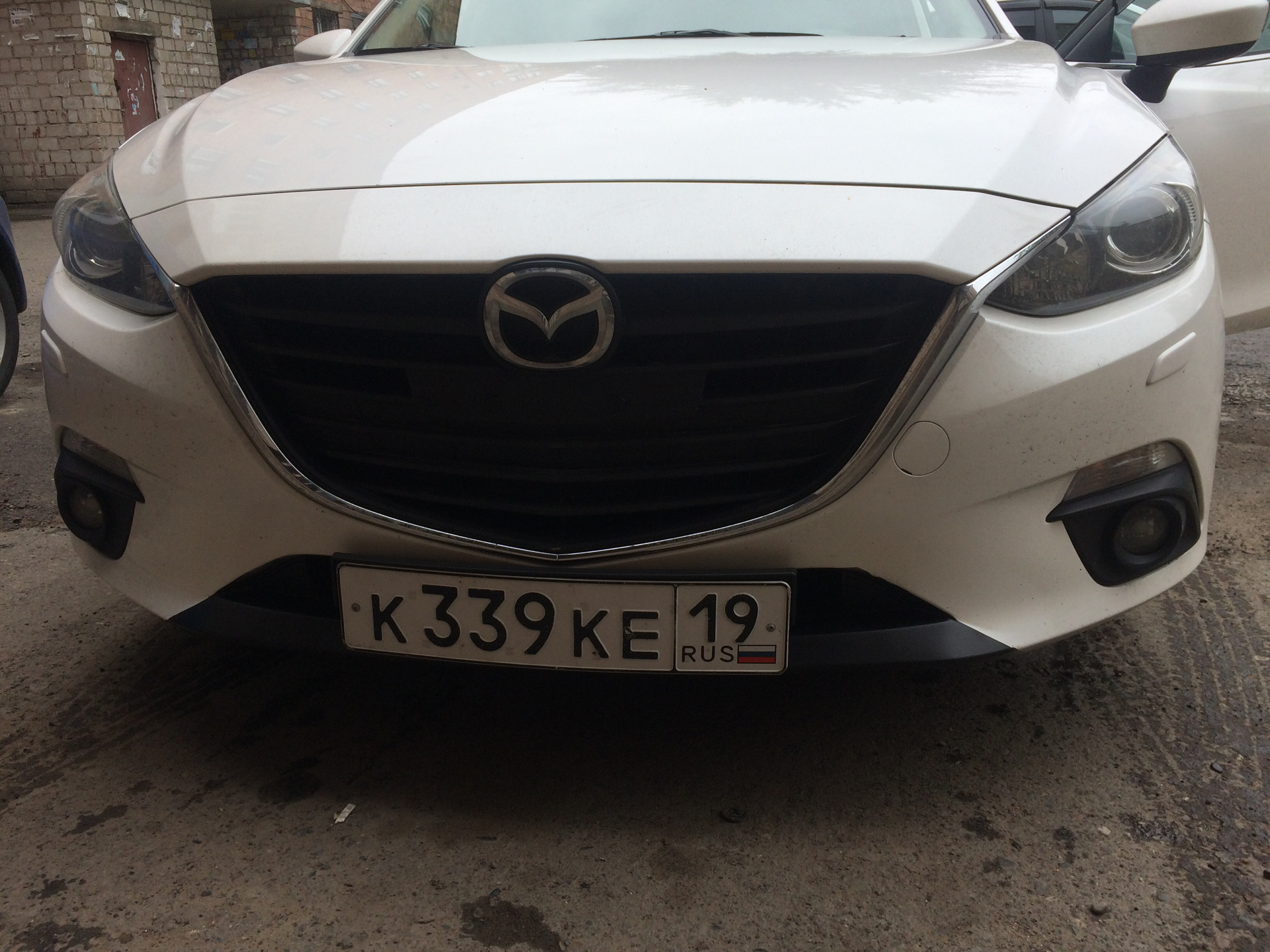 Парктроники мазда 6 gj. Мазда 3 BM рамка номера. Подфарник Mazda 3 BM. Мазда 3 квадратный номер. Перенос номера Мазда 3 BM.