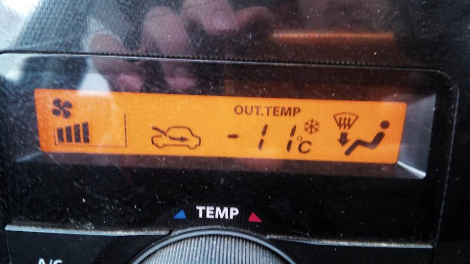 Out temp. Бортовой компьютер с температурой двигателя на Тойота Ярис 2001г. Тойота ББ шкала температуры. Out Temp в машине.