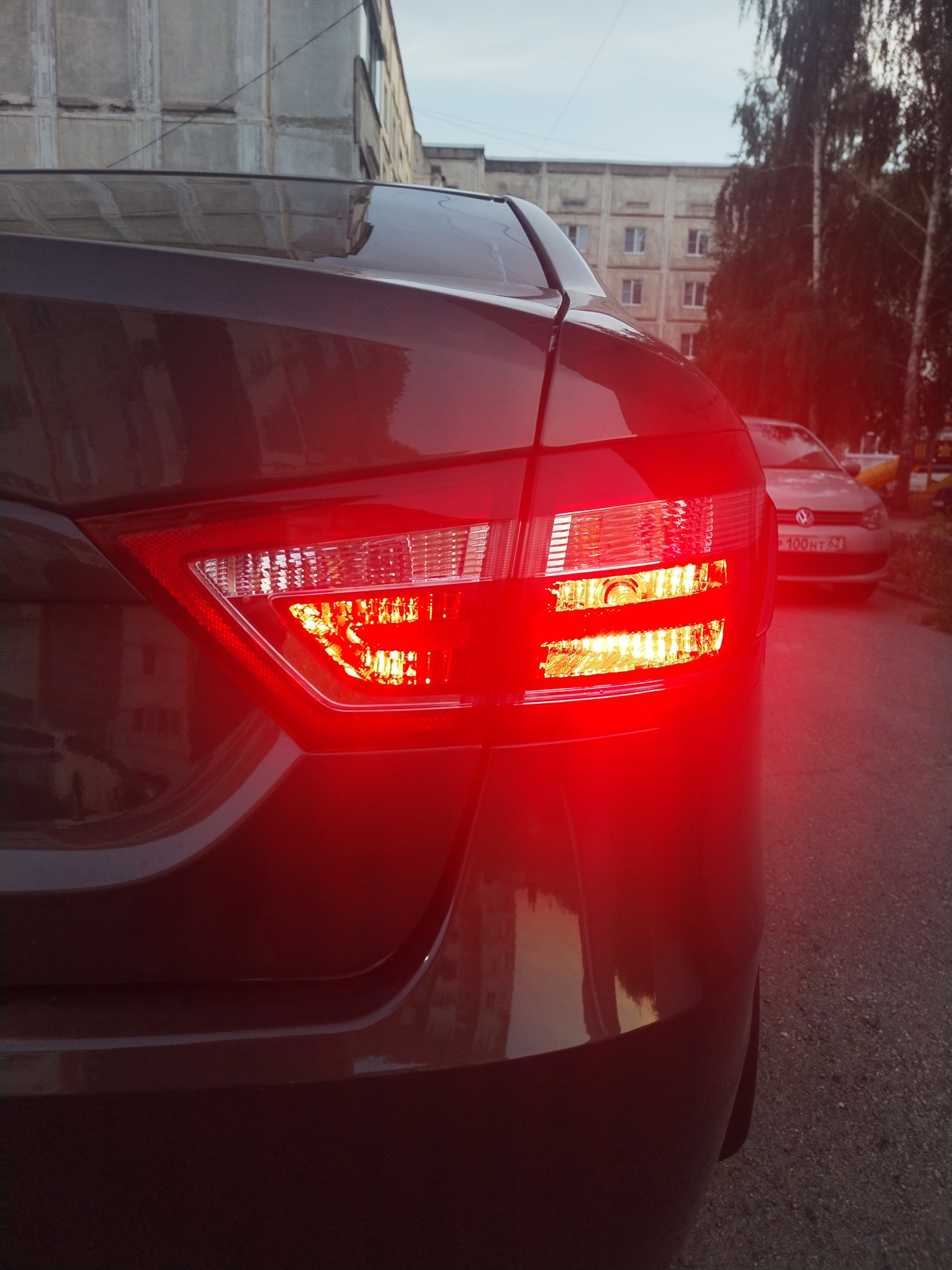 Диодные лампочки в задние фонари ДиЛаС — Lada Vesta (1G), 1,6 л, 2021 ...