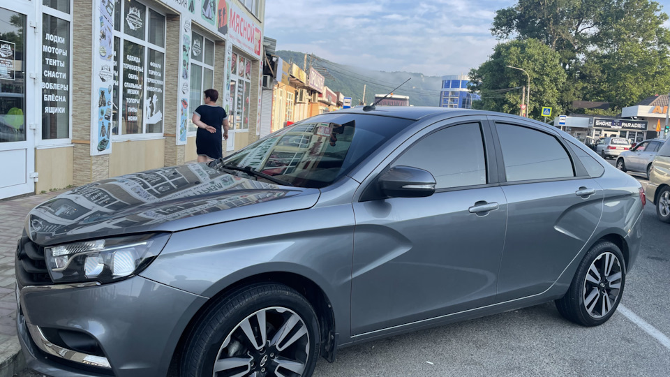 Купить б/у Lada (ВАЗ) Vesta I SW 1.8 AMT (122 л.с.) бензин робот в Москве: красн