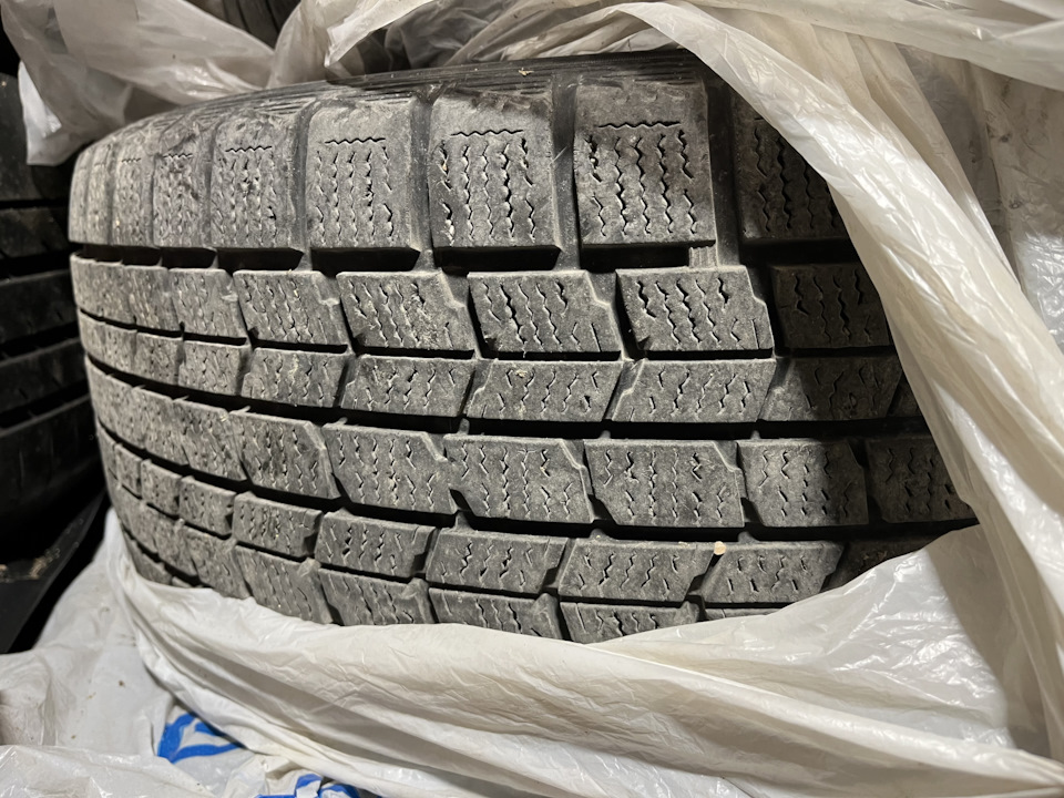 Шины зимние нешипованные Dunlop 215/55 R16, литые диски VAG 16 ET42 ...
