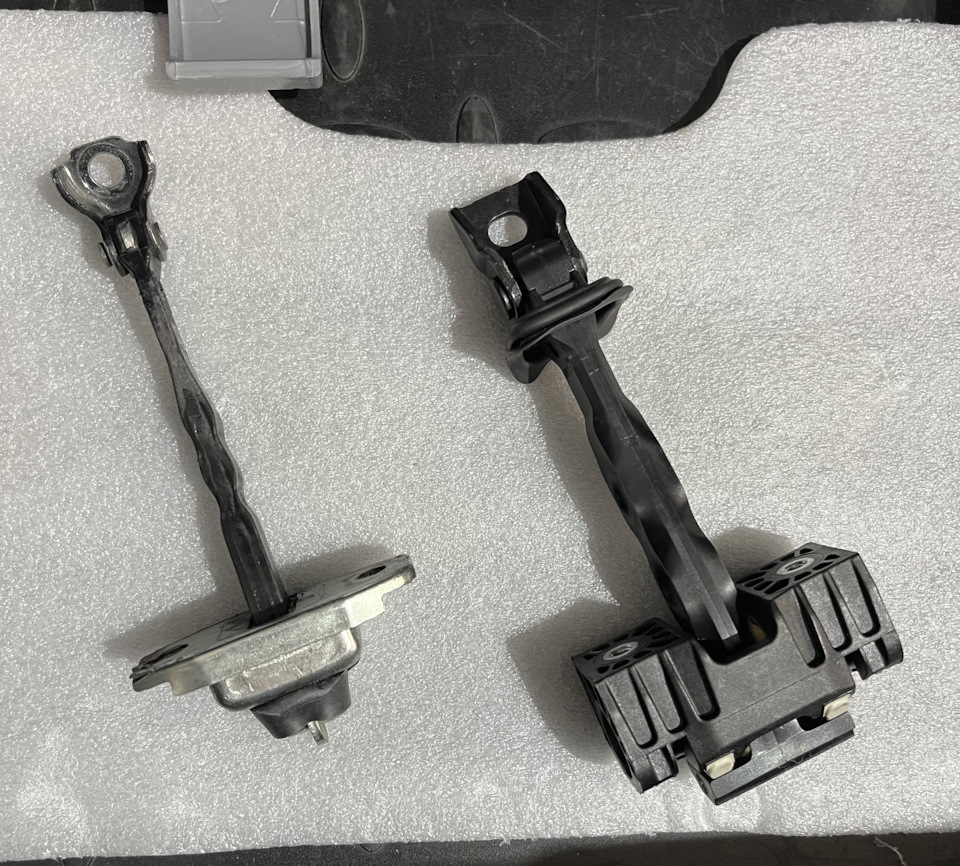 14. Ограничители двери VAG — Toyota Camry (XV50), 2,5 л, 2012 года ...