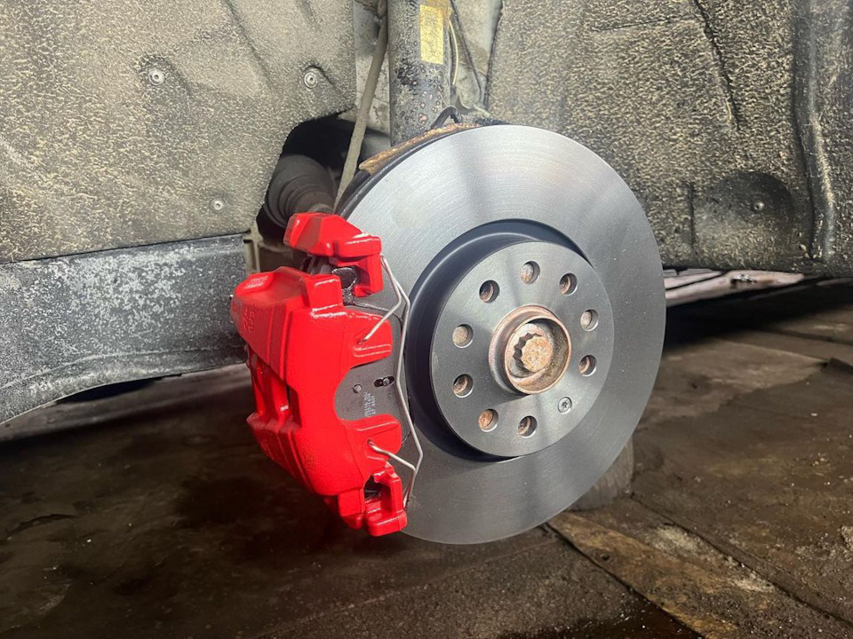 Тормозные диски бмв х5. Суппорт х5. Суппорт х5. Бмв м5 тормозные суппорта. Скоба суппорта бмв е70 4.