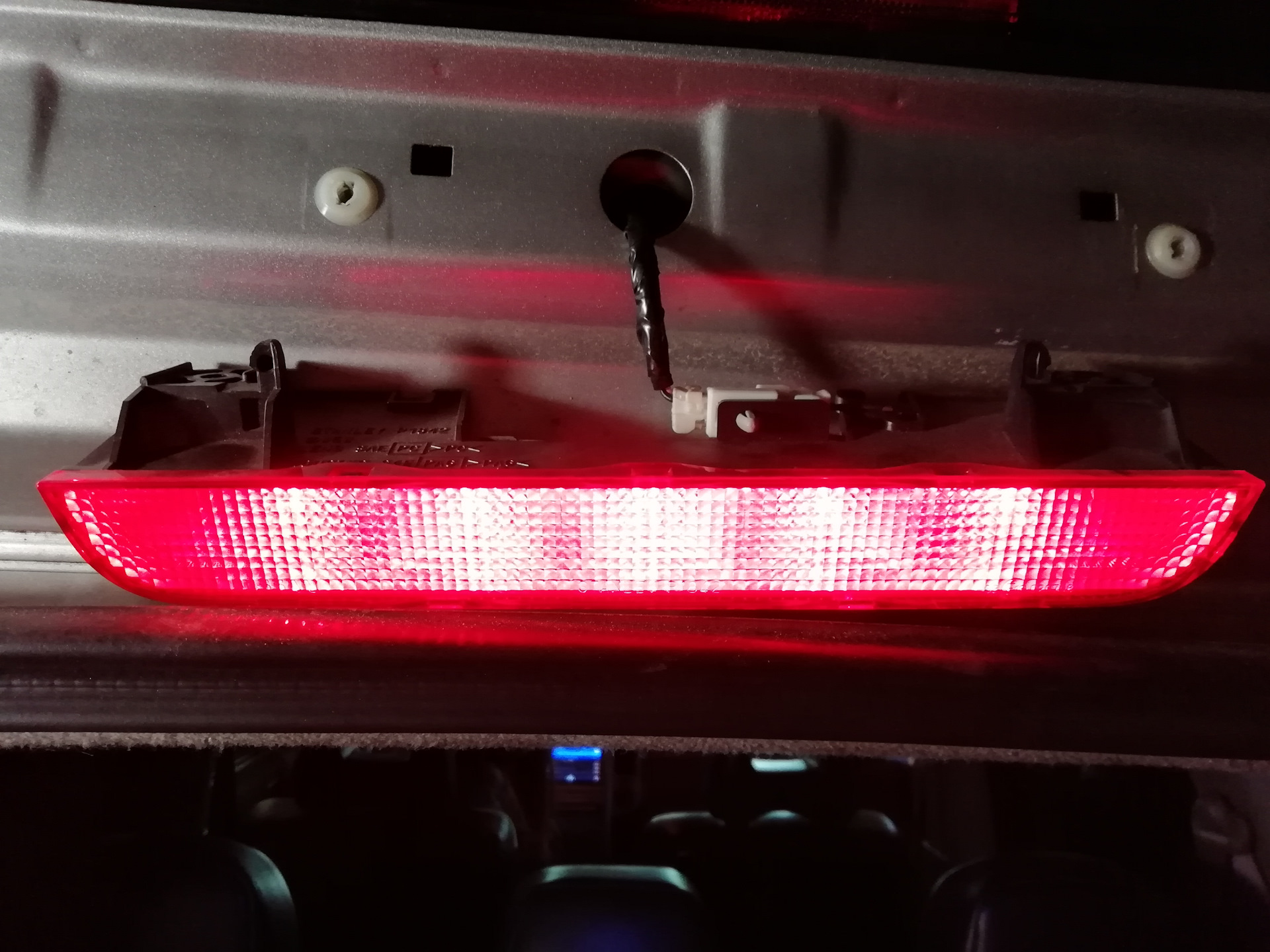 Замена задней противотуманной фары. Форд Транзит 2010 повторитель стоп сигнала лампа. Лампа дополнительного стоп сигнала т31 Ниссан. Фонарь стоп сигнала дополнительный Caddy 2013. Nissan x-Trail доп стоп лампа.
