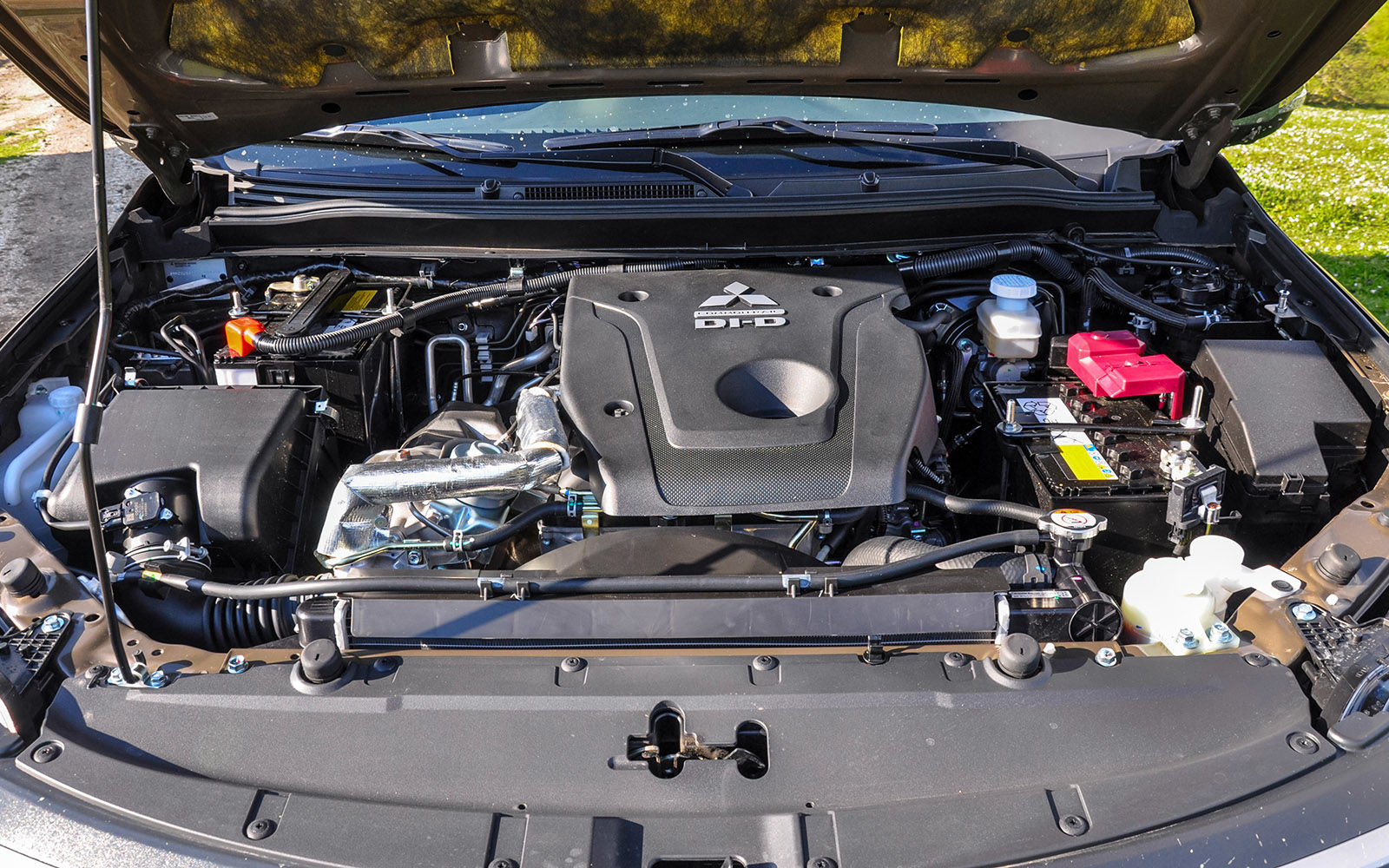 Паджеро спорт 1 двигатель. Двигатель Паджеро спорт 2. Mitsubishi Pajero Sport 3 двигатель. Mitsubishi Pajero Sport 2 подкапотное пространство. Pajero Sport 2018 под капотом.