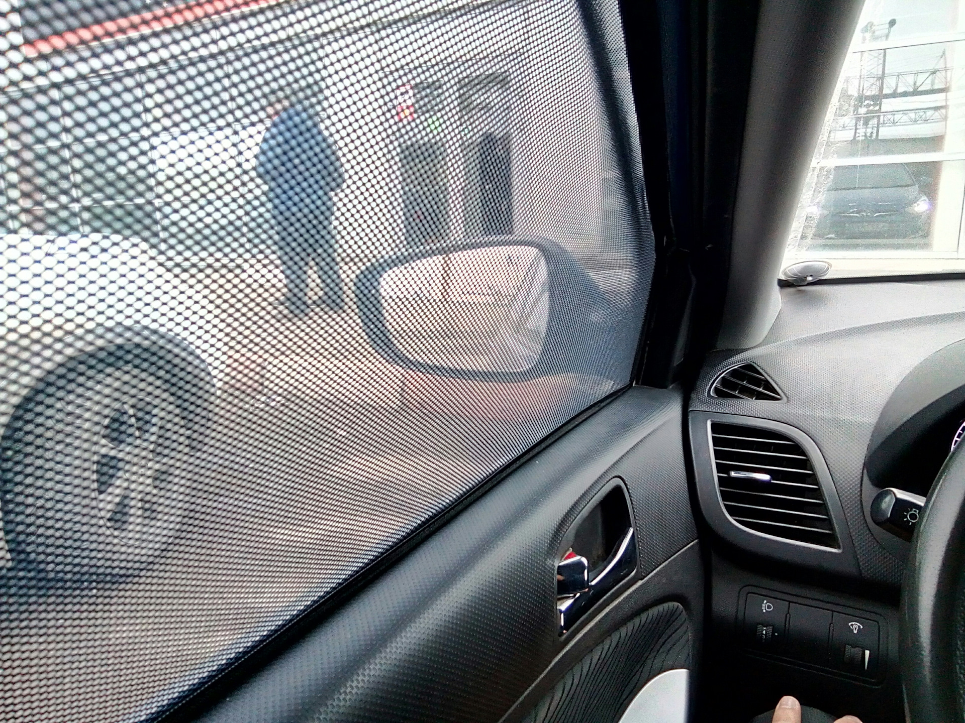 Разрешены ли сетки. Разрешены ли сетки. Шторки для автомобиля. Сетки в автомобильные окна штрафуют. Каркасные шторки 5% светопропускаемость.