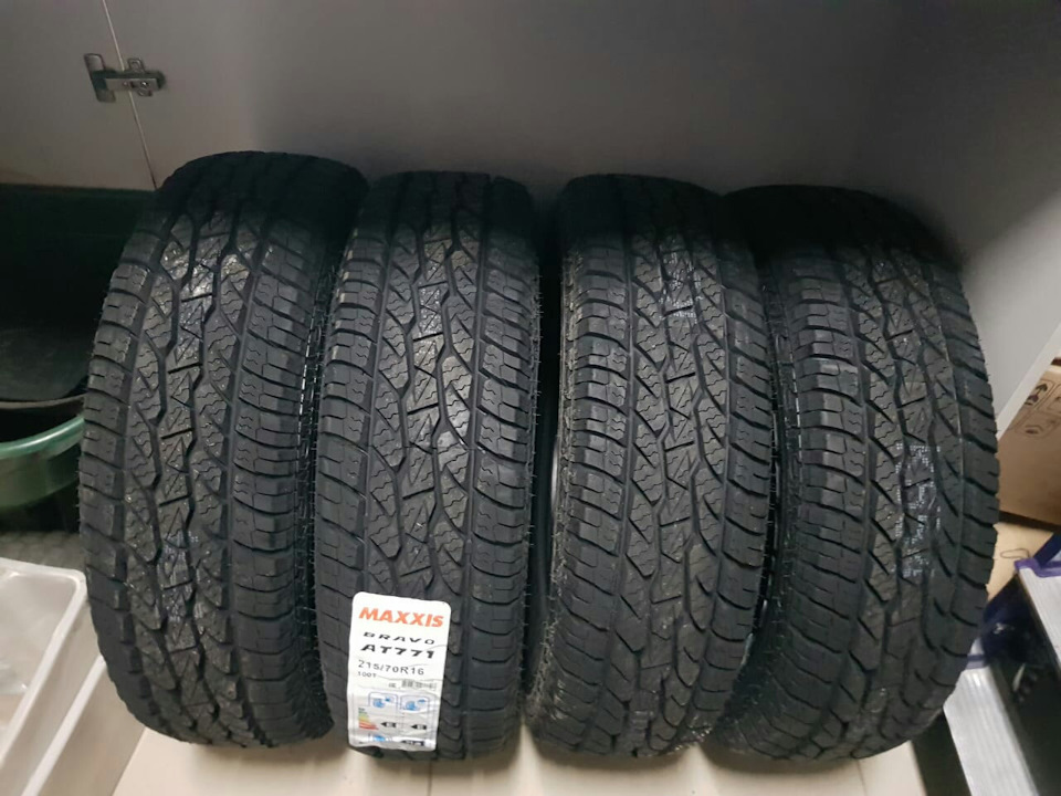 Maxxis на ниву шевроле. UsAAAgGGreA 960. Maxxis на ниву шевроле фото. Maxxis на ниву шевроле-UsAAAgGGreA 960. картинка Maxxis на ниву шевроле. картинка UsAAAgGGreA 960. На пробеге в 100т.км(пробег резины) мои гудричи окончательно потеряли свой эстетический и практический вид.Озадачился я покупкой новой резины.Изначально планировал остаться на гудриче, но ценник кусался.Долгие поиски истины, обсуждения на форумах…И вот возникла идея испытать Maxxis AT980 в размере 235/75/15.Кстати новые диски 7.5j/15/et25 уже ждали своего часа.В общем, как я подумал:-самое сложное кончилось, осталось купить.И тут оказалось не всё так просто.Объездив весь город, все точки продаж выяснилось, что ни в наличии ни на заказ этой резины нет.Но всё решено, значит идём дальше.Как раз наметилась поездка за 200 км в г.Краснодар, вот там я однозначно найду…)))Не тут то было.Та же учесть меня постигла и в Краснодаре, даже на заказ никто не смог найти данной резины.Но я не отступаю от своей цели.Начинаю поиск по России и вот нахожу то, что мне нужно за 1500км.в Нижнем новгороде.Созвонился с продавцом, обговорили условия доставки и вот я вожидании.По истечении 7 дней шины ожидают меня на терминале моего города(отдельная история о том, как тк.Энергия разделила шины и поштучно доставляла из города в город).И вот, наконец закончились мои муки и я еду забирать догожданную резину), сразу захватив с собой диски.