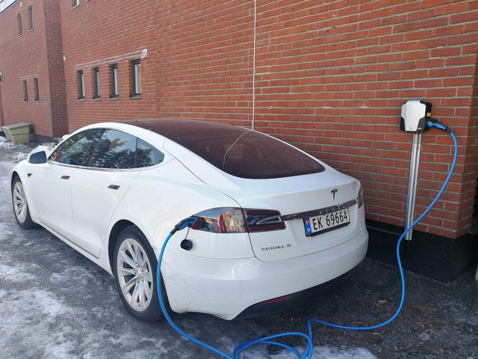 Зарядка батареи электрокаров в Норвегии — Tesla Model S, 2018 года ...