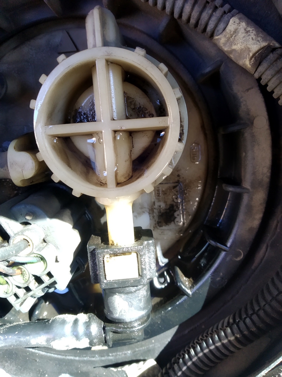 Потекла крышка топливного насоса. — Volvo XC90 (1G), 2,9 л, 2004 года ...