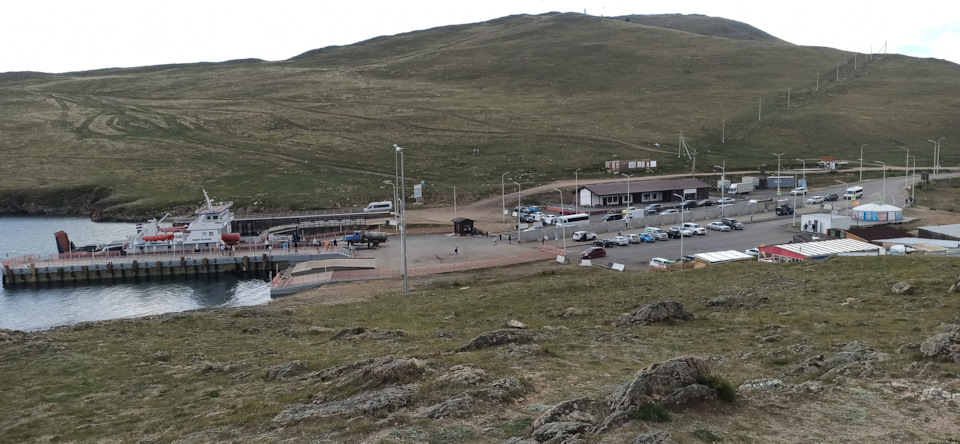 Приехав на переправу, обратил внимание, народу там было немного, всего 5-6 машин, перекусили местной шавухой, походили посмотрели что тут у них и как на переправе. — Mazda 323 IV