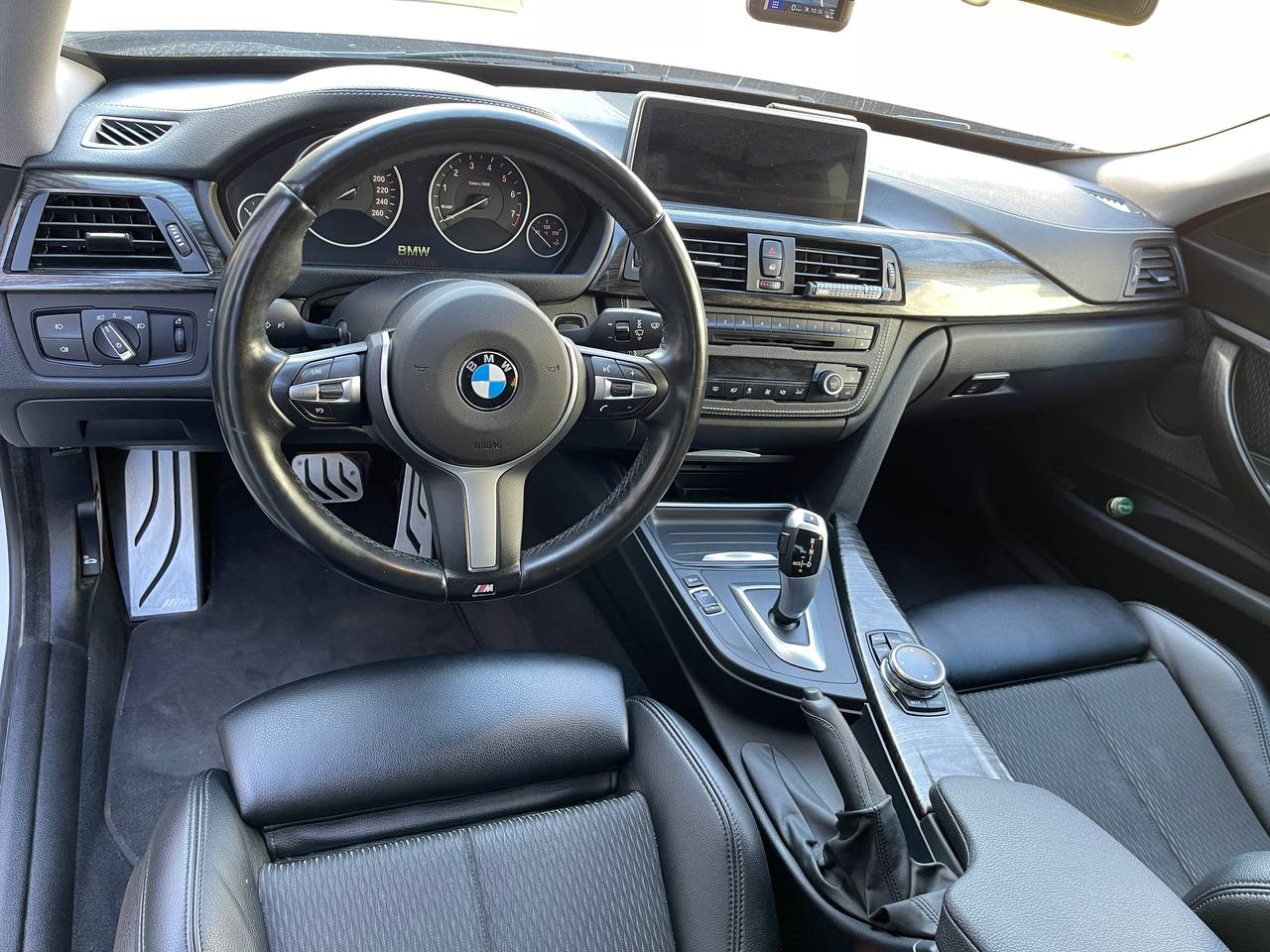 30 августа 2018. Руль BMW g30 2018 год. БМВ g30 салон. 3 Gran Turismo f34 салон кожа. БМВ ж30 2018.