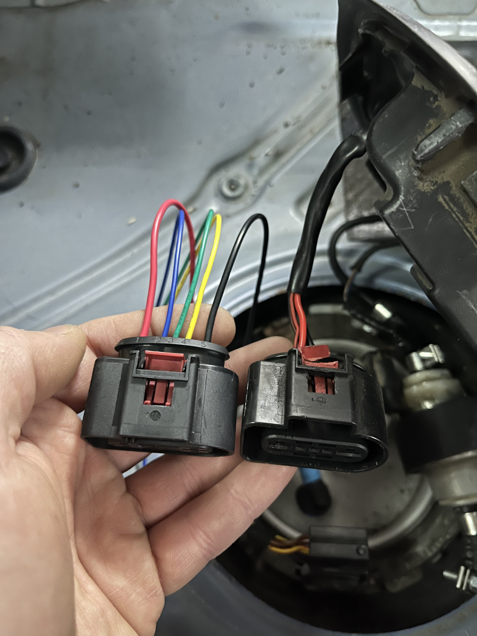 Замена штекера бензонасоса — Volkswagen Golf Mk5, 1,4 л, 2007 года ...