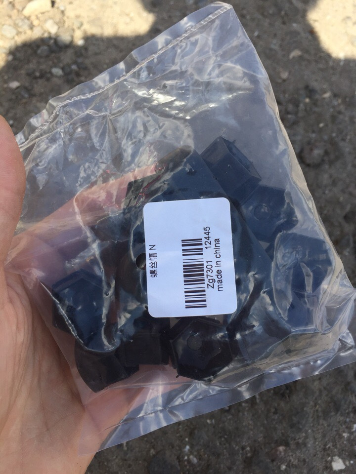 •32• Заглушки на болты дисков — Volkswagen Polo Sedan, 1,6 л, 2014 года ...