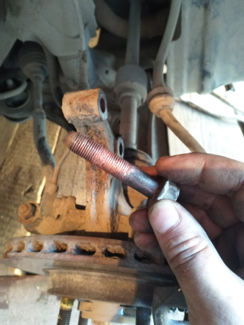 Болты на правой стороне были смазаны. Леваю я еле победил. — Chevrolet Aveo 5-door (1G)